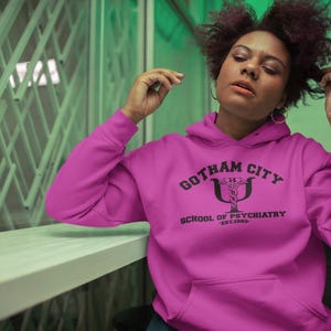 Sudadera con capucha estilo Harley Quinn: Escuela de Psiquiatría de Gotham City. Tallas unisex para adultos hasta 6XL + 4XLT, más de 20 colores. imagen 3