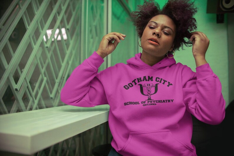 Sudadera con capucha estilo Harley Quinn: Escuela de Psiquiatría de Gotham City. Tallas unisex para adultos hasta 6XL + 4XLT, más de 20 colores. imagen 3