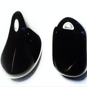 Op de afbeelding: Twee zwarte onyx hangende oorbellen met zilveren accenten. De oorbellen zijn druppelvormig en hebben een gladde, gepolijste afwerking.