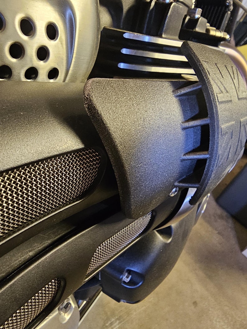 Heat sink rills makes air flow when riding to cool the exhaust down.