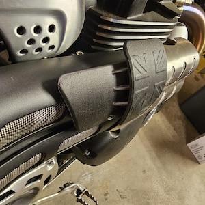 HeatGuard protector for Triumph 1200 XC/XE/X. However cool it may look it sometimes gets a little to hot at traffic light stops and lower speeds. The HeatGuard makes it comfortable to enjoy your scrambler. Easy to take on/off in seconds.