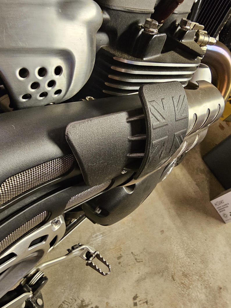 HeatGuard protector for Triumph 1200 XC/XE/X. However cool it may look it sometimes gets a little to hot at traffic light stops and lower speeds. The HeatGuard makes it comfortable to enjoy your scrambler. Easy to take on/off in seconds.