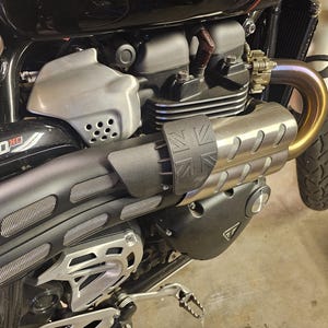 HeatGuard protector for Triumph 1200 XC/XE/X. However cool it may look it sometimes gets a little to hot at traffic light stops and lower speeds. The HeatGuard makes it comfortable to enjoy your scrambler. Easy to take on/off in seconds.