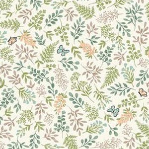Può includere: Un tessuto color crema con un motivo ripetuto di foglie, felci e piccole farfalle in stile acquerello nei toni del verde salvia, blu tenue e pesca delicato. Un righello nella parte inferiore mostra una scala di circa 19 centimetri.