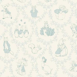 Może przedstawiać: Kremowa tkanina z powtarzającym się wzorem niebieskich ilustracji zwierząt i postaci, w tym królików, lisów i wiewiórek. Wzór jest obramowany delikatnym, liściastym wzorem winorośli. Tkanina ma 30,48 cm szerokości.