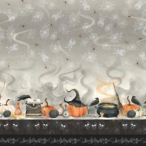 以下が含まれることがあります： ハロウィーンをテーマにした生地パネル。カボチャ、魔女の帽子、大釜、カラスが描かれています。デザインには、クモの巣、骸骨、煙のような背景が含まれています。パネルには、光る目の付いた暗い木製のボーダーがあります。