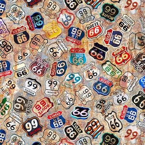 Puede incluir: Tela con un patrón repetido de señales de tráfico vintage, incluyendo la Ruta 66 y la Ruta 99. Las señales son de varios colores, como rojo, azul y amarillo, con un aspecto desgastado y envejecido. El fondo tiene un tono moteado y neutro.