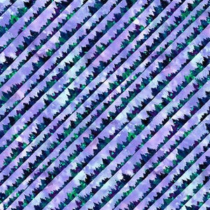 Puede incluir: Una tela con un patrón de rayas diagonales. Cada raya presenta una silueta de un bosque sobre un fondo de tonos lavanda, azul y verde. El diseño recuerda a una pintura de acuarela.