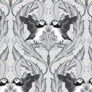 Puede incluir: Un patrón de tela con un diseño repetitivo de frailecillos con las alas extendidas, sobre un fondo de hojas grises estilizadas y elementos florales. Los frailecillos son negros, blancos y grises, con puntos de colores dispersos. La tela se mide en pulgadas.