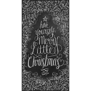 Puede incluir: Un letrero navideño estilo pizarra con la frase "Have Yourself a Merry Little Christmas" en elegante escritura blanca. El texto está dispuesto en forma de árbol de Navidad, rodeado por un borde floral y de hojas detallado. Una estrella corona el árbol.
