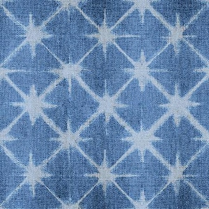 Peut inclure: Un tissu en jean bleu avec un motif géométrique blanc. Le motif est un motif répétitif d'étoiles.