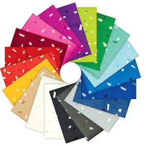 Może przedstawiać: Wiatrak z 20 kwadratowych kawałków tkaniny w różnych kolorach z wzorem białych konfetti. Kolory obejmują czerwony, pomarańczowy, żółty, zielony, niebieski, fioletowy, różowy i biały.