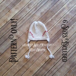 Op de afbeelding: Witte gebreide baseballpet met rode stiksels. De pet heeft twee lange banden met witte pompoenen aan de uiteinden. De tekst "PATTERN ONLY!" staat verticaal aan de linkerkant van de afbeelding. De tekst "6 SIZES INCLUDED" staat verticaal aan de rechterkant van de afbeelding.