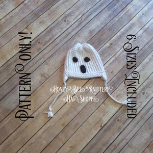 Könnte beinhalten: Weiße gestrickte Geistermütze mit schwarzen Filzaugen und -mund. Die Mütze hat Bänder, die unter dem Kinn gebunden werden können. Der Text "PATTERN ONLY!" befindet sich auf der linken Seite des Bildes und "6 SIZES INCLUDED" auf der rechten Seite des Bildes.