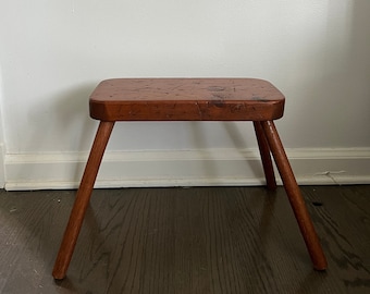 Antiguo taburete de ordeño de madera pequeño primitivo vintage hecho a mano / taburete decorativo / taburete de madera / soporte de planta / pedestal