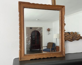 Antiker Spiegel mit perlenbesetztem Holzrahmen