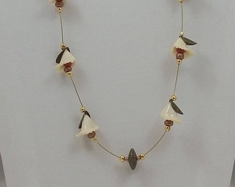 Dainty flowers float necklace