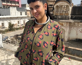 Chaqueta bomber reversible con bolsillos, confeccionada en 100% viscosa. Perfecta para todas las estaciones y para todos. Disponible en 2 tallas.