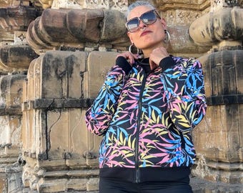 Kurtka typu bomber, dwustronna z kieszeniami, wykonana w 100% z wiskozy. Idealna na każdą porę roku i dla każdego. Dostępna w 2 rozmiarach