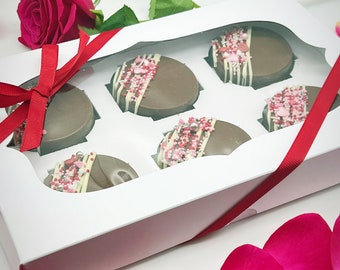 A gift box of Chocolate covered Oreos (Box of 6) great for wedding favours, parties, Birthdays and gifts