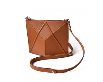 Multifunktionale Ledertasche - Crossbody bag - Schultertasche - Clutch - Karamellbraune Minitasche - Geometrie - kleine Ledertasche