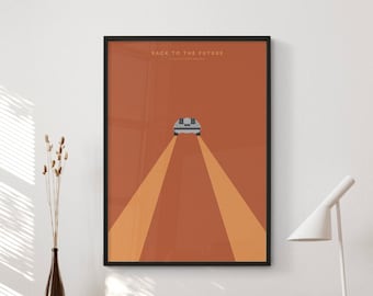 Op de afbeelding: Een minimalistische poster met een zwarte lijst met een zilveren DeLorean-tijdmachine die over een weg met oranje en bruine strepen rijdt. De tekst "Terug naar de toekomst" staat bovenaan de poster.
