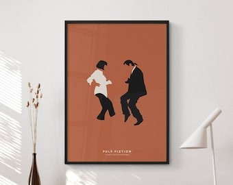 Op de afbeelding: Een ingelijste kunstdruk met een minimalistische illustratie van twee dansende figuren. De figuren zijn in zwart en wit tegen een terracotta achtergrond. De tekst "PULP FICTION" staat onderaan.