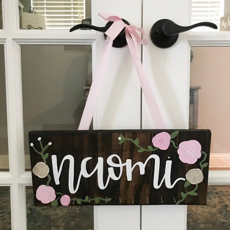 Name Bow holder with hooks