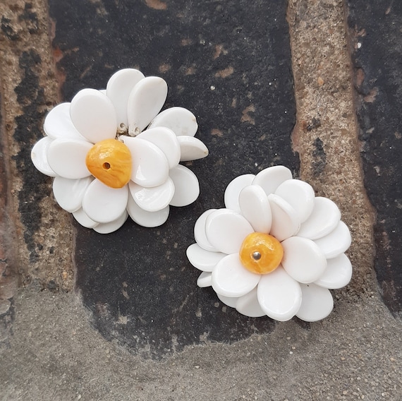Vintage 60s daisy earrings