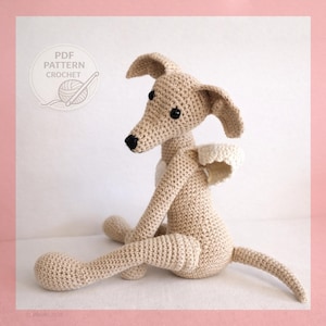 Virkmönster till italiensk vinthund i PDF-format – Atis, budbäraren – Amigurumi-leksak med avtagbara vingar