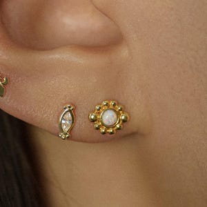 14K Solid Gold Opal Blume Perlen Ohrstecker, Knorpel Helix Tragus Conch Snug Ohr Post Piercing, runde zierliche Blumenstein Schmuck Geschenk
