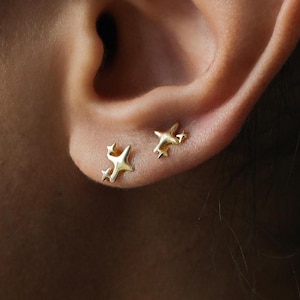 Pendiente de estrella de oro macizo de 14 quilates, con parte trasera plana de 18 g para cartílago y hélice, rosca interna.