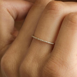Anello a fascia mezza eternità con diamanti veri 14K, anello minimalista con fascia a strati impilabile in oro massiccio con diamanti veri per matrimonio, anniversario e fidanzamento