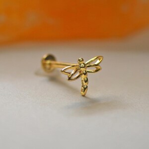 Orecchino a forma di libellula in oro massiccio 14K, piercing all'orecchio con filettatura interna, cartilagine, elica, trago, conchiglia, retro piatto, semplice mini regalo delicato per lei 18G