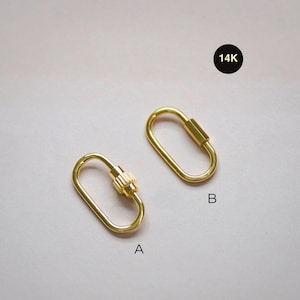 Conector de mosquetón con dije de barril y clip ovalado de oro macizo de 14 quilates, cadena gruesa con cierre de rosca y eslabones gruesos.