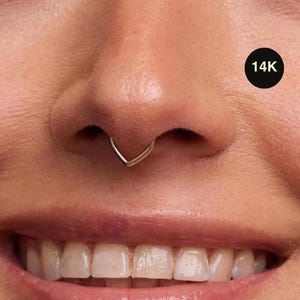 Aro de oro macizo de 14 quilates con forma de V, piercing para nariz, tabique y cartílago.