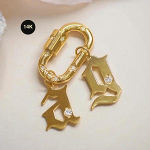 Anhänger aus 14-karätigem Gold mit Diamanten, Initialen in gotischer Schriftart (altenglischer Buchstabe), personalisierter Schmuck