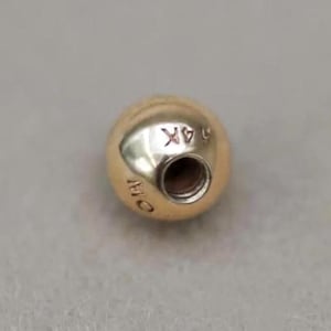 Parte trasera de arete de oro macizo de 14 quilates (calibre 18 y 16): bola roscada, disco roscado, plano roscado y cierre de repuesto.