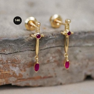 14Kソリッドゴールドルビーダガースタッドピアス、剣型イヤーポストスクリューバックピアス