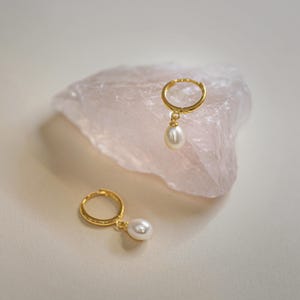 14K ECHT massief gouden parel Huggie Drop bruiloft oorbellen, oorlel bungelen scharnierende hoepel minimalistische stijl cadeau voor haar sieraden jubileum