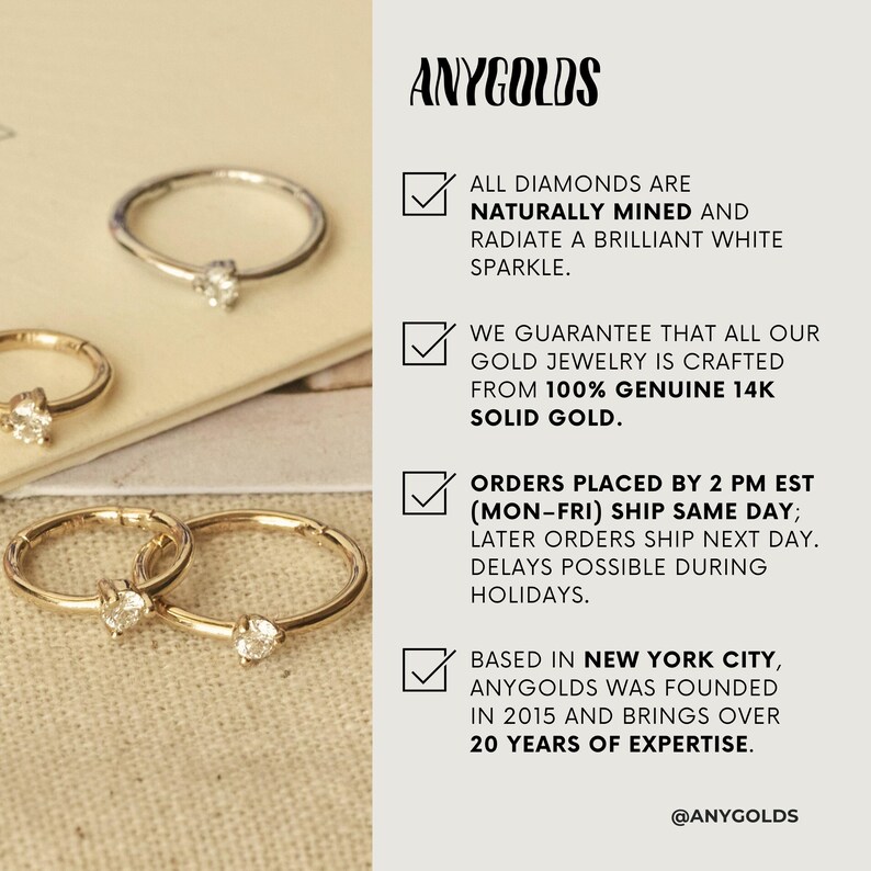 以下が含まれることがあります： 小さなダイヤモンドがついたゴールドとシルバーのリング2つのクローズアップ。リングはベージュの背景にあり、テキストには「ANYGOLDS」と、会社のダイヤモンド、ゴールド、配送、場所に関する情報が記載されています。テキストには、会社のソーシャルメディアハンドル「@ANYGOLDS」も含まれています。