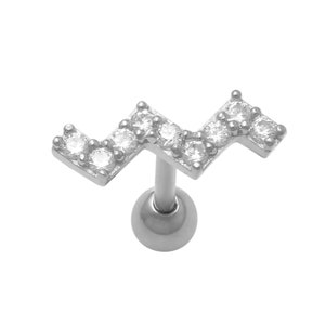 K&ouml;nnte beinhalten: Silberner Ohrknorpelpiercing mit Zickzack-Design und klaren Zirkonia-Steinen.