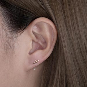 14Kゴールドダガースタッドイヤリング、ソリッドゴールドシングルイヤリング、剣型軟骨ピアス18G 画像 4