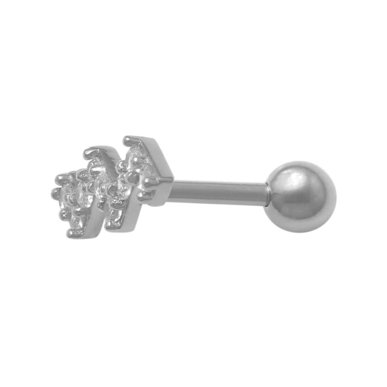 K&ouml;nnte beinhalten: Silberner K&ouml;rperschmuck mit einer kleinen Kugel an einem Ende und einer dreireihigen Reihe von Cubic Zirconia Steinen am anderen Ende.