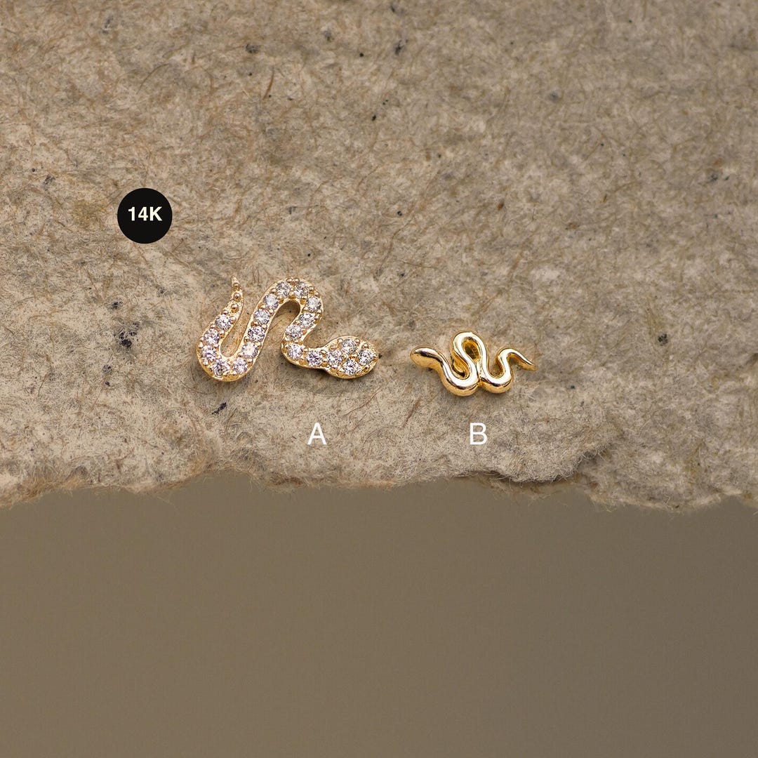 Orecchino a perno pendente a forma di serpente in oro 14k, orecchino a cerchio a forma di serpente per lobo, piercing all'orecchio minimalista rotondo, regalo unico per lei, Cushionblue. - Italia