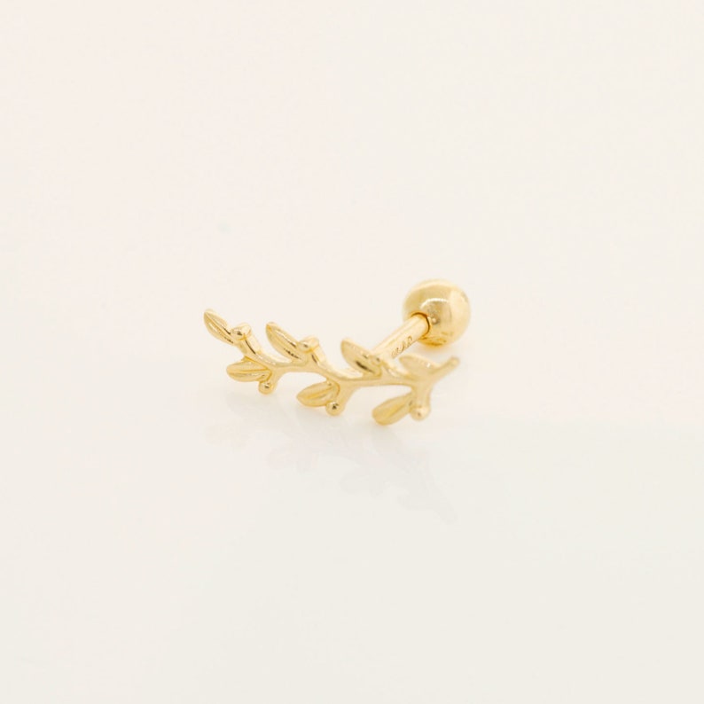 Introducing our 14K Solid Curved Leaf Piercing ⸙ - a botanical-inspired adornment available in both white and yellow gold. Recommended for helix, forward helix, flat, tragus, anti-tragus, conch and any ear-lobe piercings for your everyday.