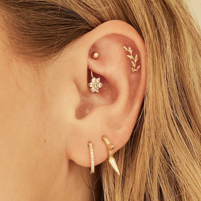 Introducing our 14K Solid Curved Leaf Piercing ⸙ - a botanical-inspired adornment available in both white and yellow gold. Recommended for helix, forward helix, flat, tragus, anti-tragus, conch and any ear-lobe piercings for your everyday.