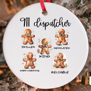 Pode incluir: Ornamento de Natal de cerâmica branca com um design de homem de gengibre. O ornamento diz "911 dispatcher" e lista as palavras "skilled", "dedicated", "kind", "hard working" e "reliable" abaixo de cada homem de gengibre.