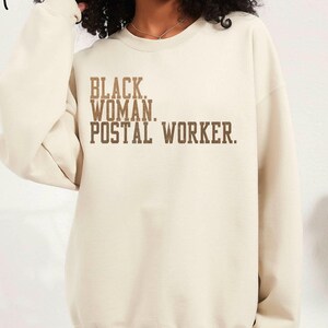 Sudadera negra de trabajador postal, regalos para carteros, regalos de graduación, mujer negra, camisa de cuello redondo, historia negra, mujer negra educada