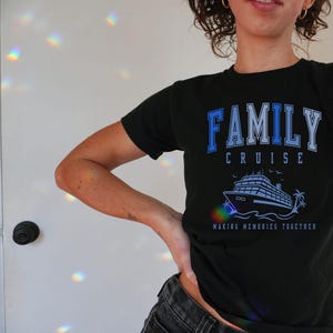 ファミリークルーズベビーTシャツ、ガールズトリップシャツ、クルーズ船Tシャツ、マッチングシャツ、グループTシャツ、友達旅行、トレンディな夏